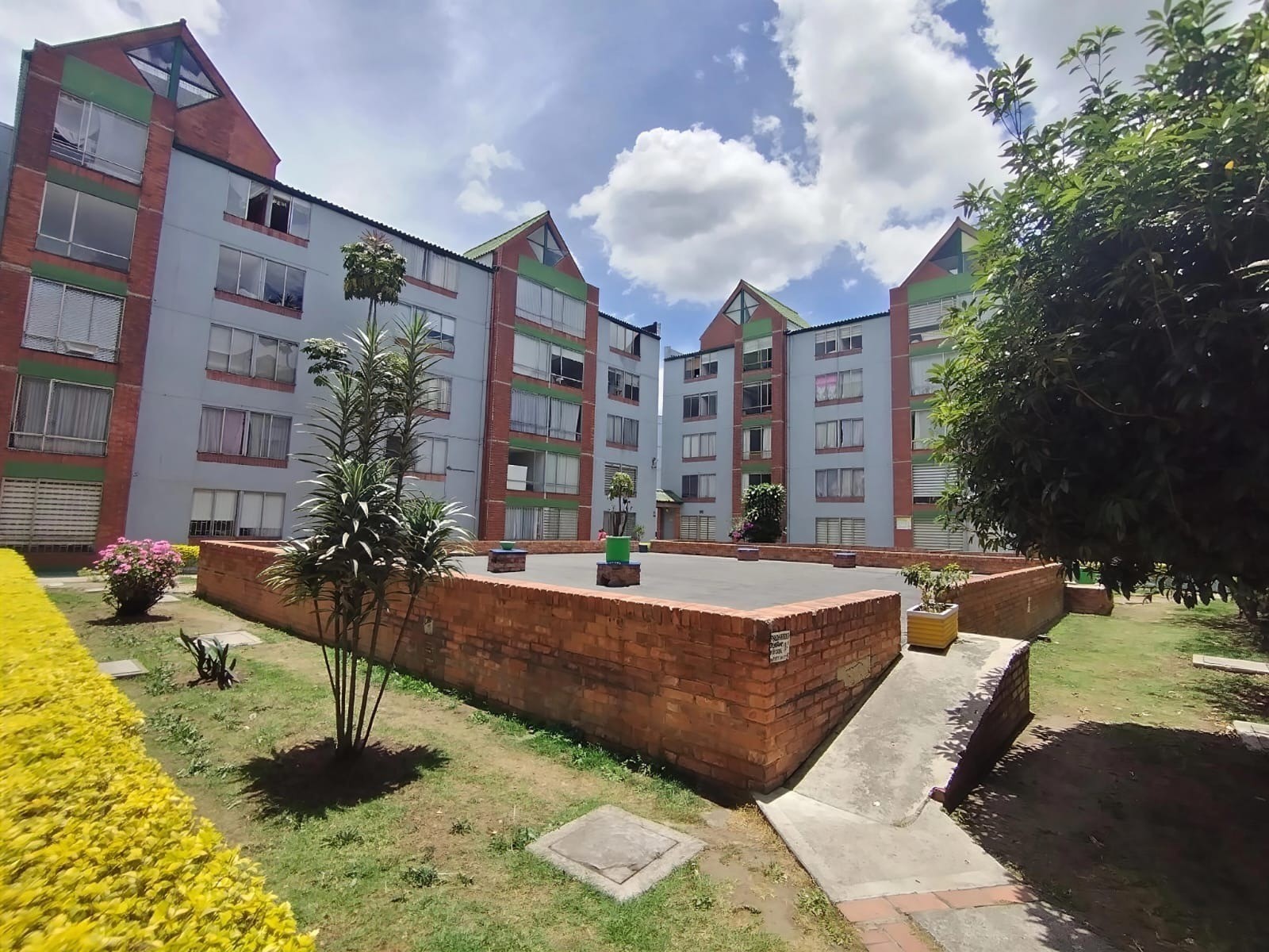 Se Vende Apartamento en Castilla Real Etapa 1 - 5to Piso x Escaleras- 58 m2 +20 de Altillo en Bogotá D.C.