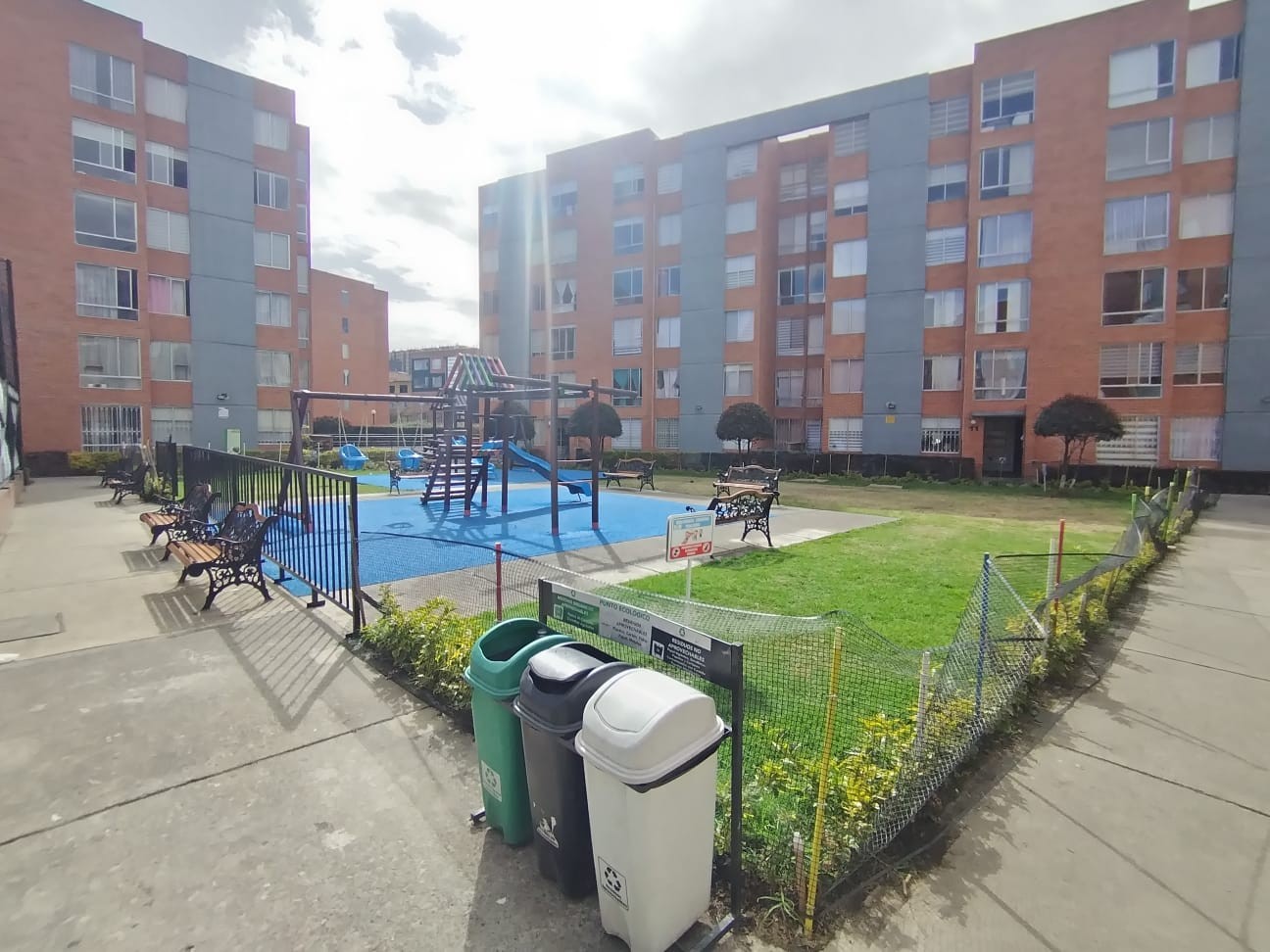 Se Vende Apartamento en Parques de Castilla 4 - 62 Mt2 .- Piso 2do en Bogotá D.C.