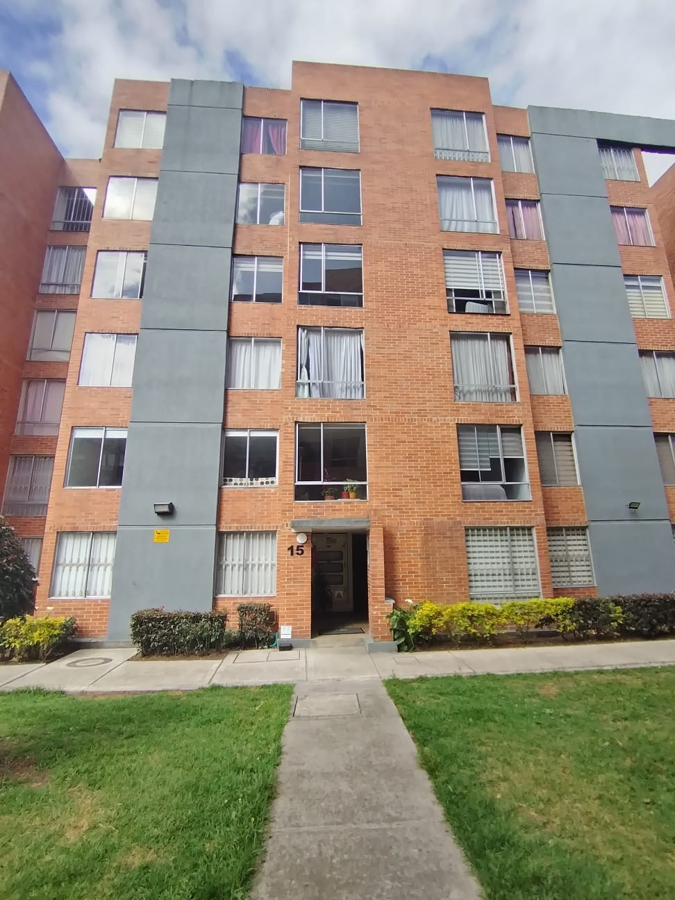 Se Vende Apartamento en Parques de Castilla 4 - 62 Mt2 .- Piso 2do en Bogotá D.C.