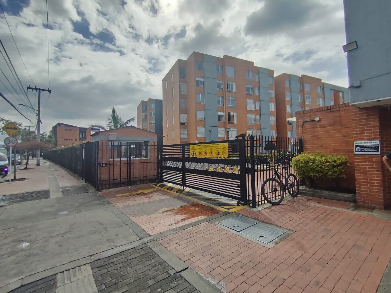 Se Vende Apartamento en Parques de Castilla 4 - 62 mt 2 - 4to Piso x Escaleras en Bogotá D.C.